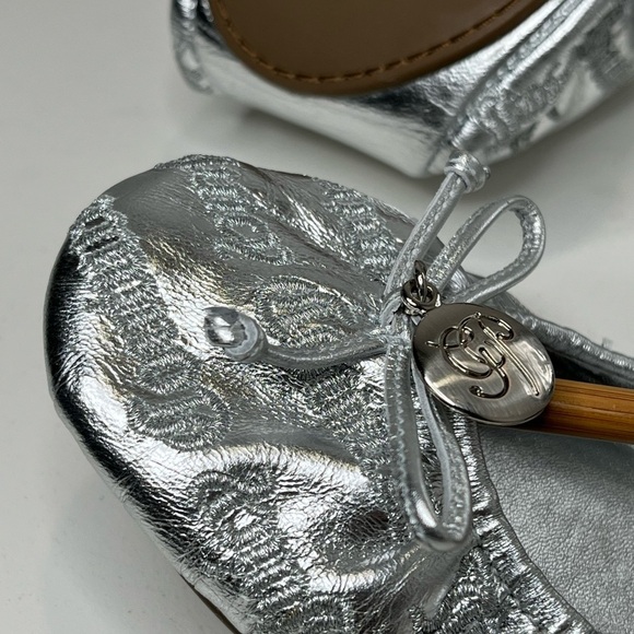 Juicy Couture Silver Leather Logo Embroidered Ballet Flats Fold Up with … - Picture 4 of 11